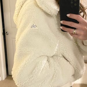 Alo foxy Sherpa- Reposh. Note the zipper is not perfectly white.